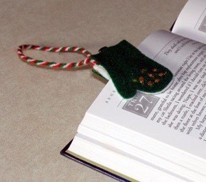Felt bookmark in the shape of a mitten.