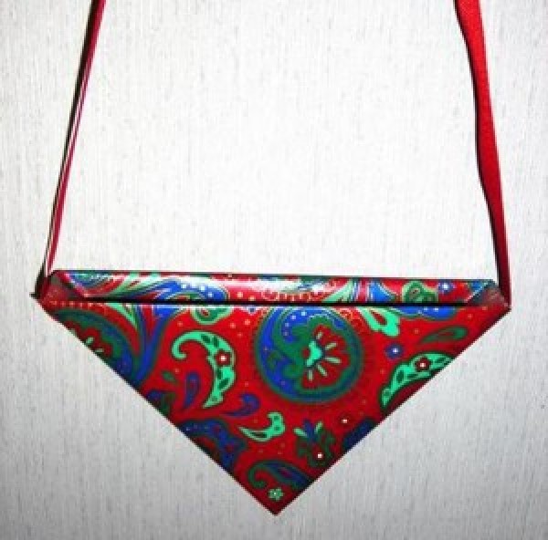 A hanging pocket shaped like a corner.
