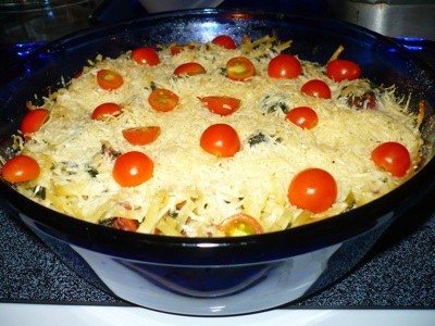 spinach chicken pasta dish with cherry tomatoes