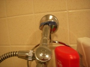 Using a thick rubber band to keep shower rack from sliding down the shower head.