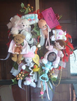 memory wreath with toys