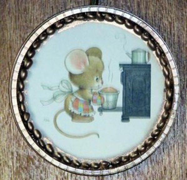 Plastic lid frame with cute mouse graphic.