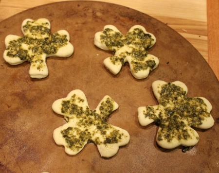 pesto on pizzas 2
