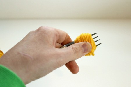 wrap yarn around fork 3