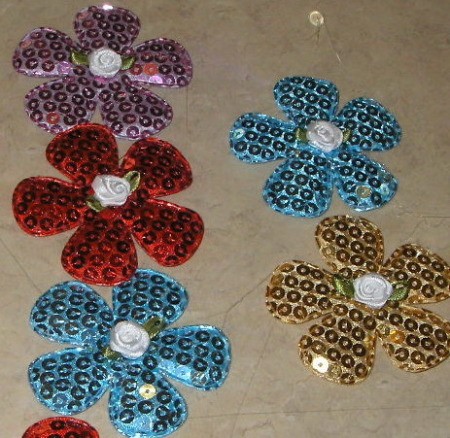 Finished sequin flower pins.