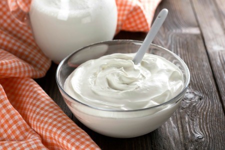 A bowl of sour cream.