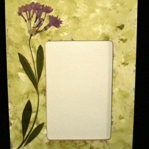Photo frame with dried flowers.