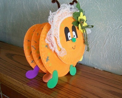 Side view of a paper plate caterpillar.