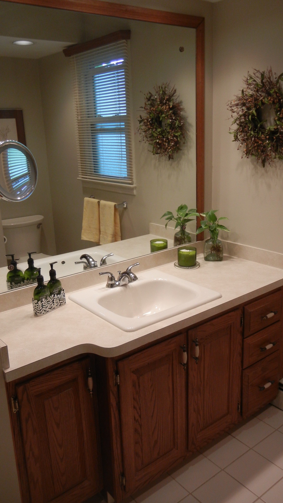 cream tiles bathroom Traditional tub - Family Room Layout