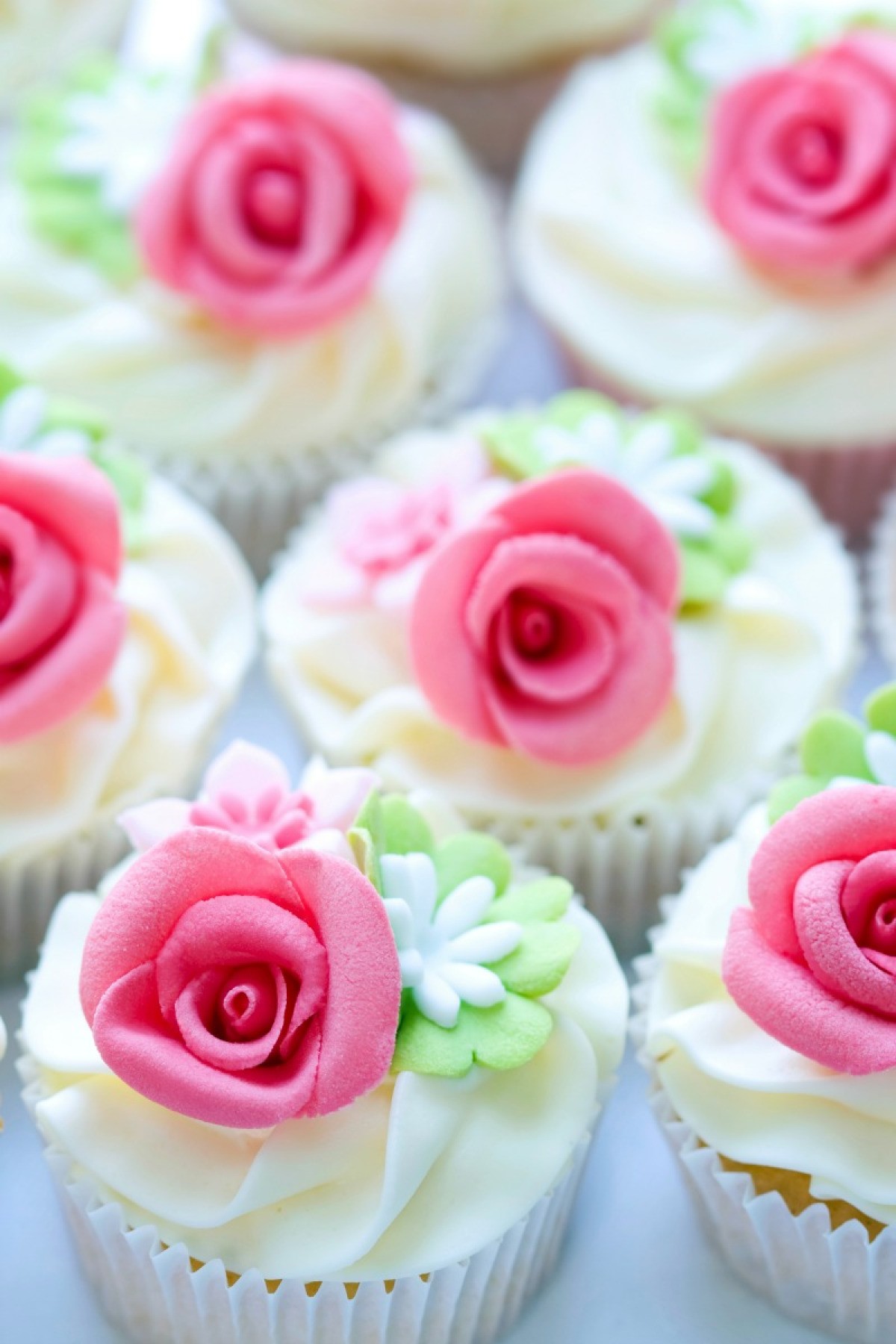 displaying-wedding-cupcakes-thriftyfun
