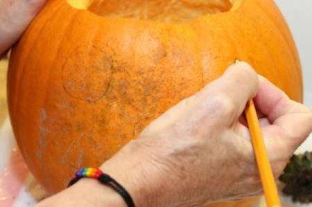 draw face onto pumpkin