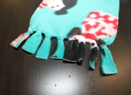 No-Sew Fleece Scarf - knotting the ringe