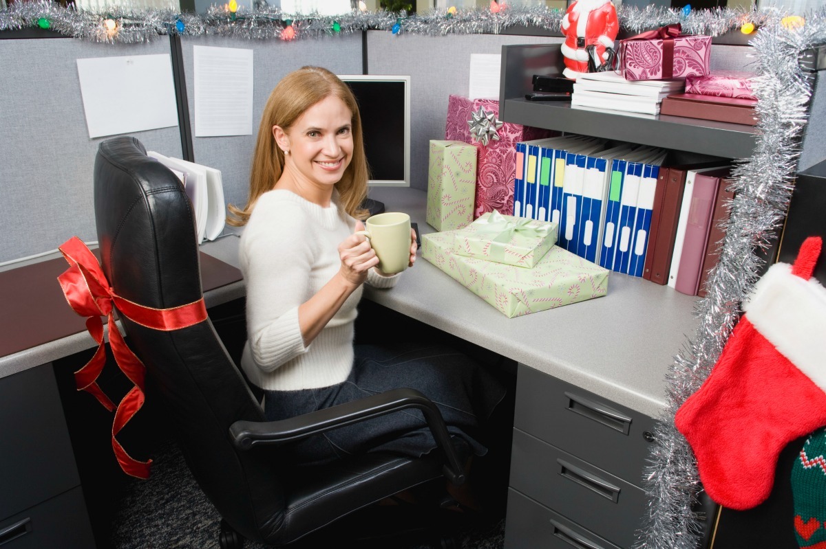 37 Best Photos Christmas Decorating Ideas For Office Contest / 79