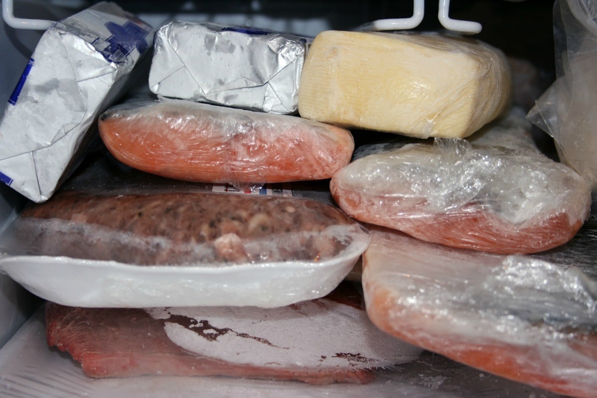 Можно замораживать вареную колбасу. Замороженные продукты. Рыба в морозилке. Фольга для хранения продуктов. Замораживаются ли продукты в фольге.