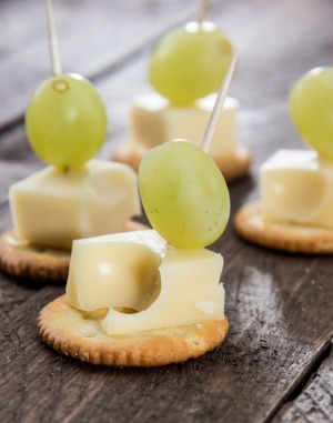 Cracker Cheese and Grape Appetizer
