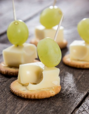 Cracker Cheese and Grape Appetizer
