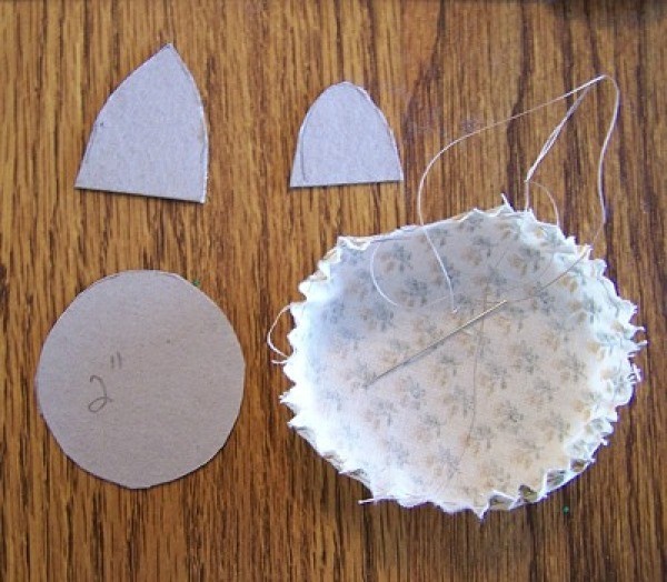 Templates and yo yo central piece of fabric for making a floral button pin.