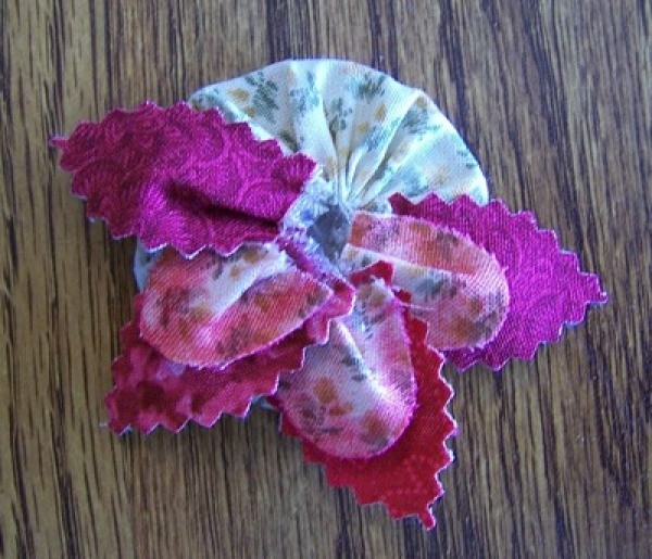 Floral button pin - Putting the fabric pieces together.