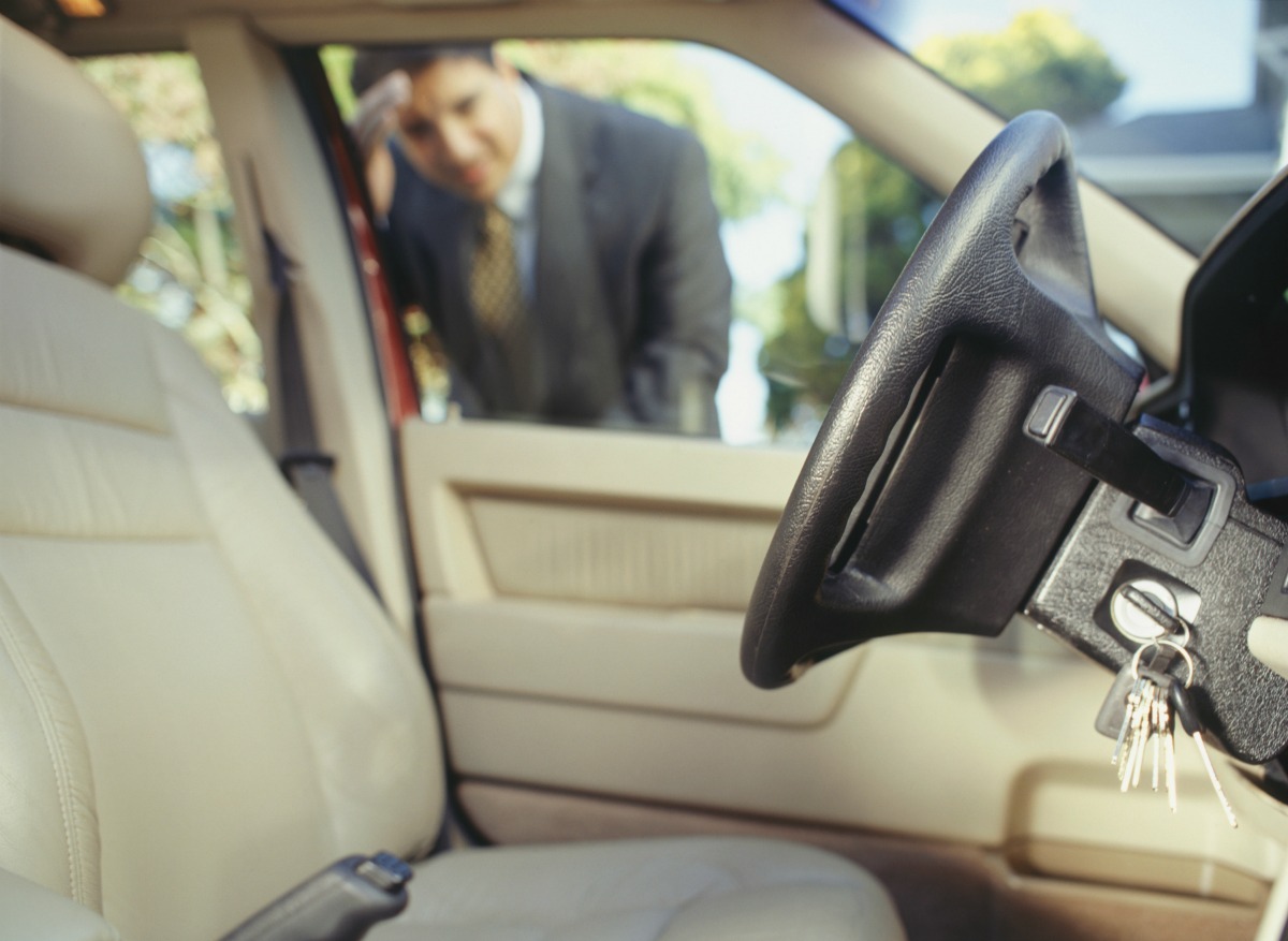 How to Unlock a Jeep Compass With Keys Inside