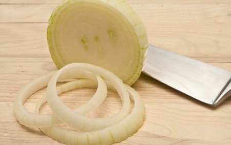 slicing onions
