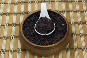 bowl of uncooked black rice