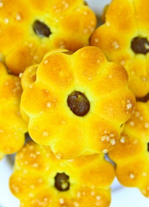 closeup of pineapple jam filled cookies