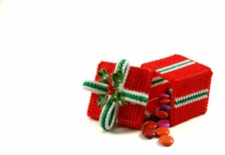 Making Plastic Canvas Christmas Ornaments