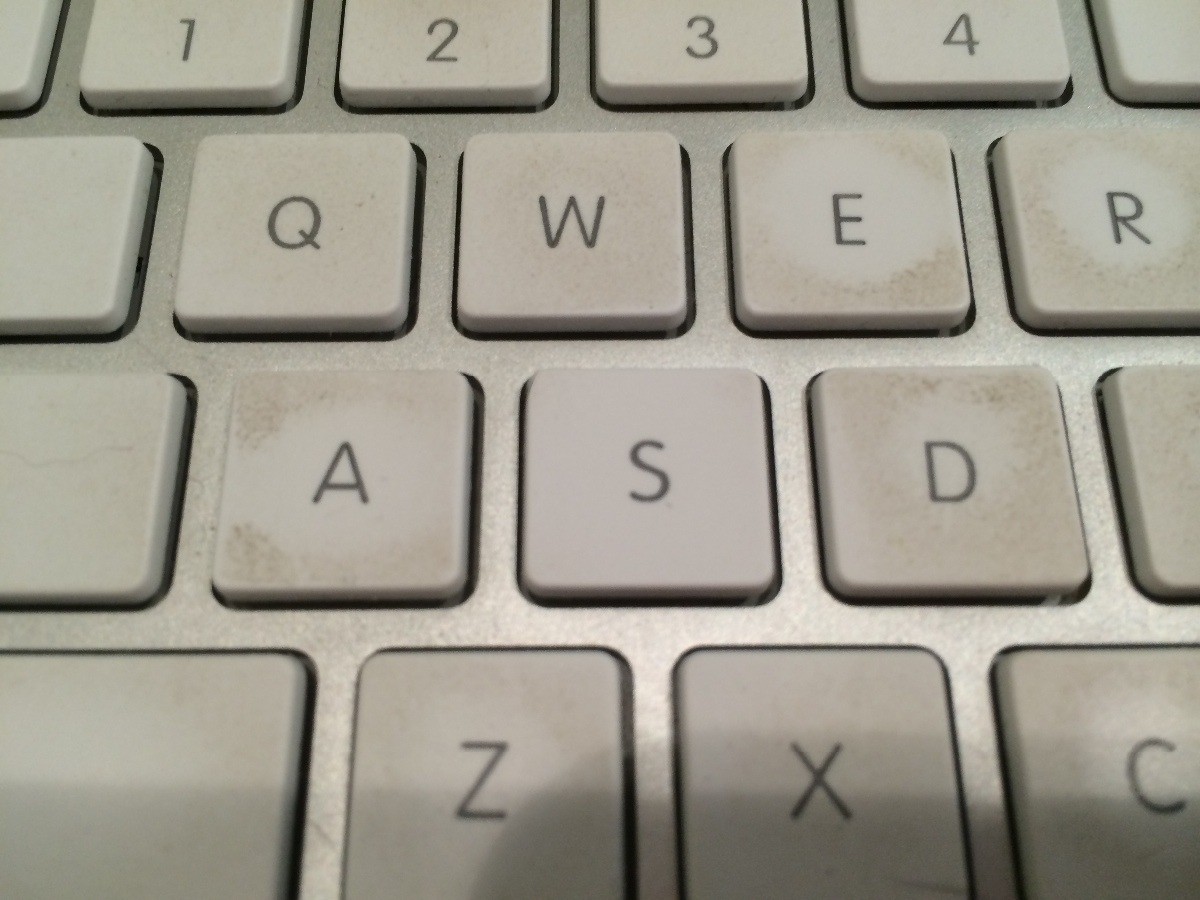 Cleaning a Keyboard with Microfiber Cloth ThriftyFun