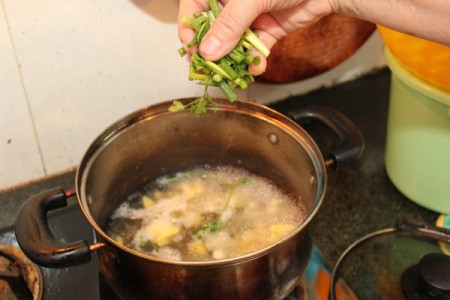 Vietnamese Sweet and Sour Fish Soup (Canh Ca Chua Ngot)