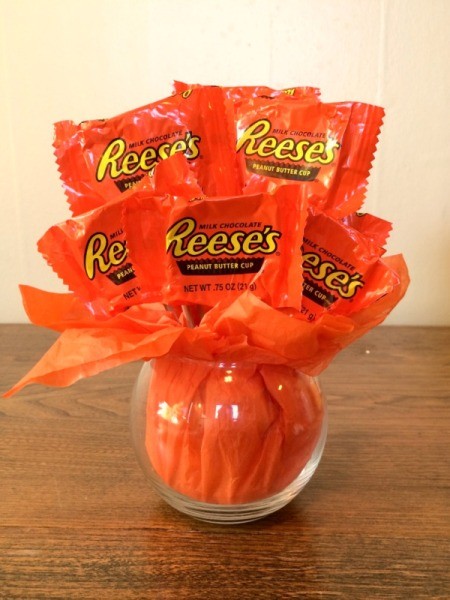 arrange candy in vase 3