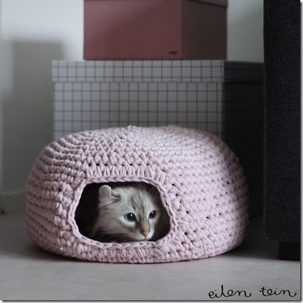 crocheted cat bed