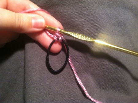attaching yarn to rubber band