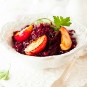 Red cabbage with apples.