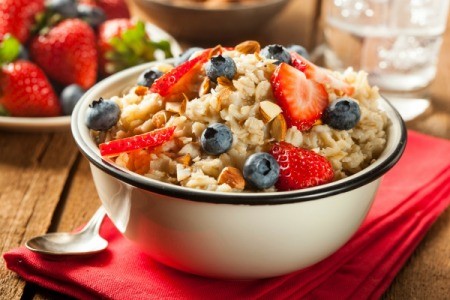 oatmeal with strawberries and blueberries