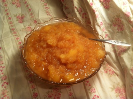 bowl of applesauce