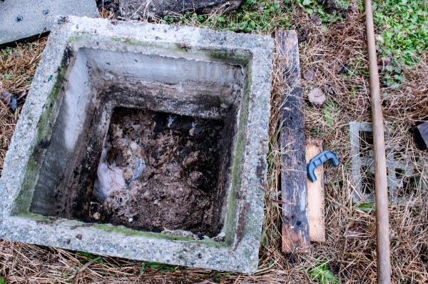 How do septic tank risers work