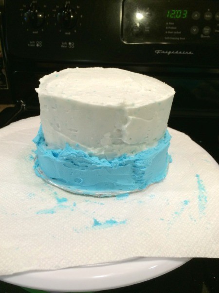 apply dark blue icing