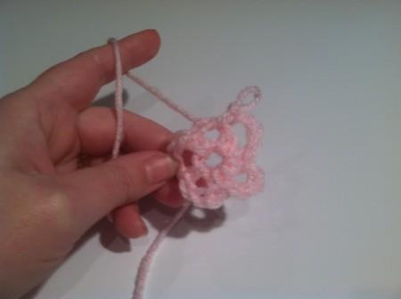 Crocheted flower, step 3