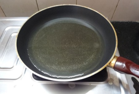 Beer Battered Onion Rings
 Recipe - A pan with hot oil