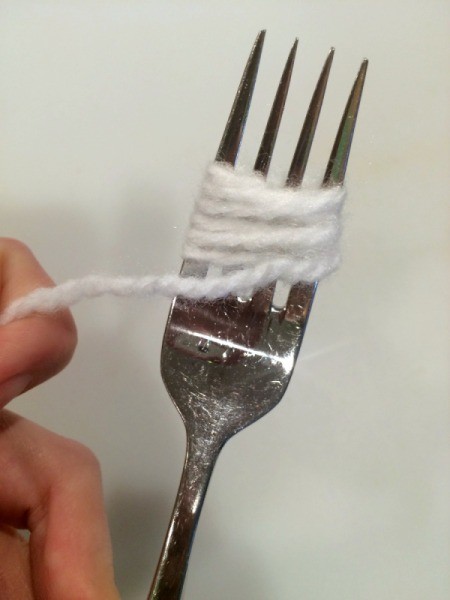 wrap yarn around fork 1