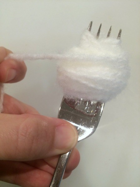 wrap yarn around fork 2