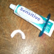 Toothpaste and a whitening mold to treat sensitive teeth