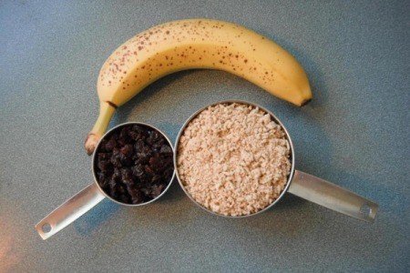 Ingredients for healthy banana cookies.