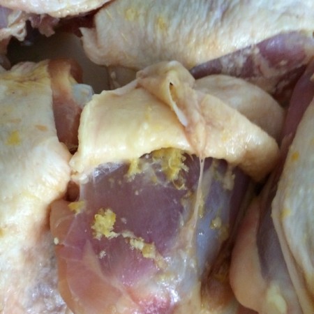 putting lemon garlic under skin