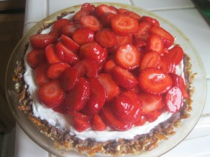 sliced strawberries on pie