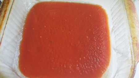 layer of pasta sauce in pan