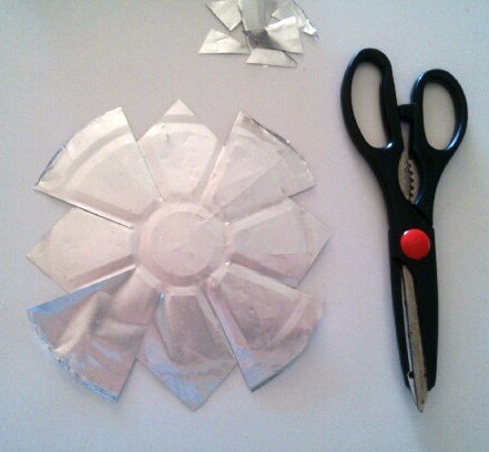 cut along the indentations up to the center circle, cut the edges of the sections into diamonds