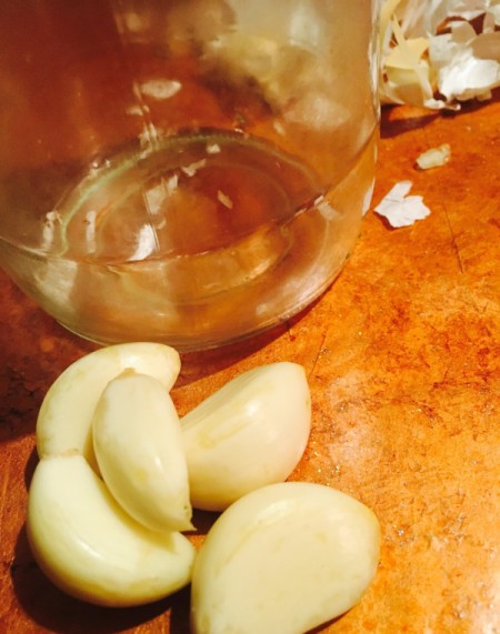 Peeling Garlic Easily in a Jar