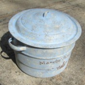 Giving a Metal Pot an Aged Look With Paint