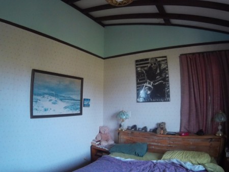 room wth beams on ceiling
